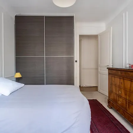Private In Beautiful & Bright In Hotel Parijs
